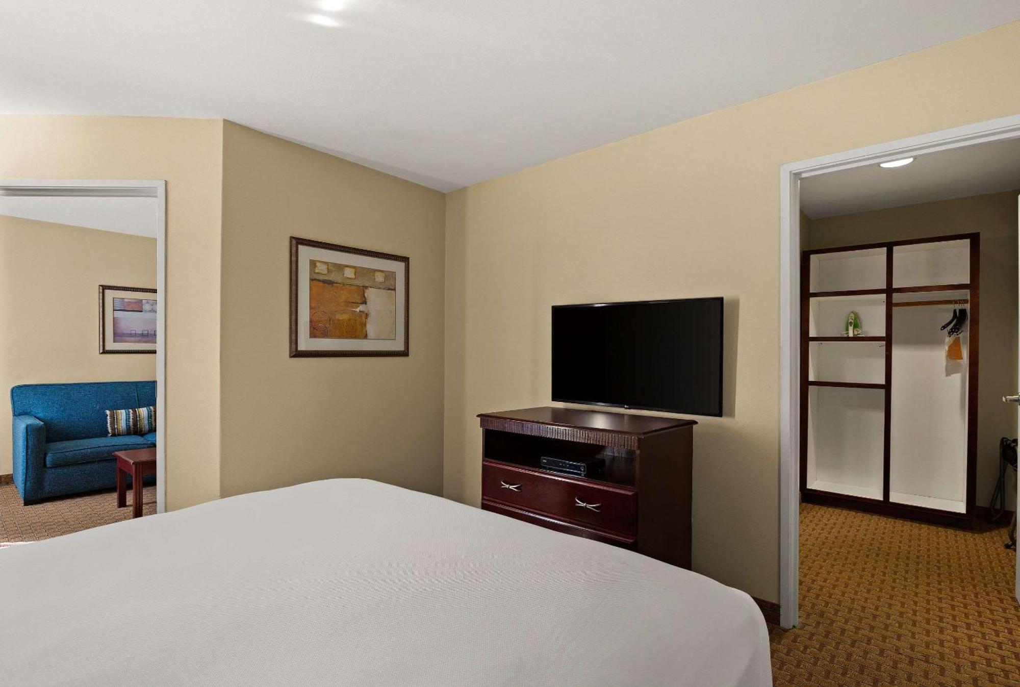 Mainstay Suites Гоума Екстер'єр фото