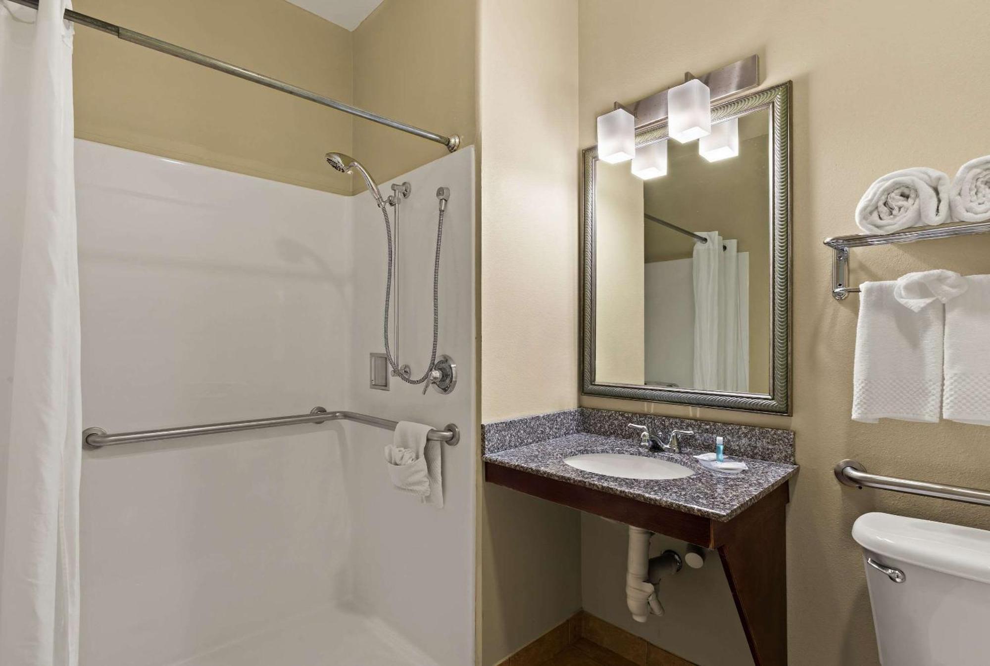 Mainstay Suites Гоума Екстер'єр фото